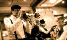 "Jazz we can" - die Osttiroler Bigband lässt das Publikum im Innenhof des Schloss Bruck mitswingen.