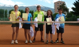 Das erfolgreiche Tennisteam des Gymnasiums Vanessa Wallner, Jasmin Jester, Bernhard Idl, David Forcher und Daniel Troger.