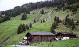 Linienbus mit Marsch zum Felbertauernpass kommt Linienbus mit Marsch zum Felbertauernpass kommt