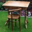 Alter Tisch mit Sessel