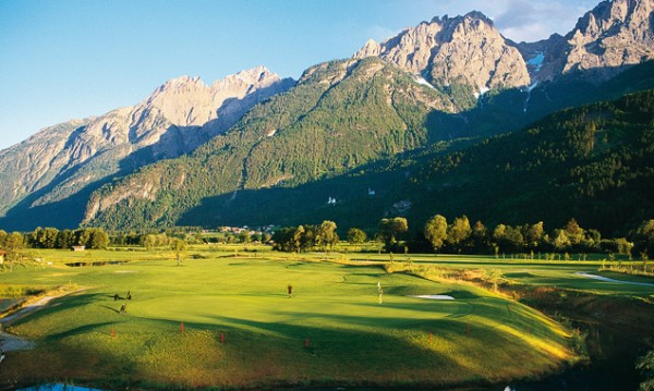 Der Golfplatz in Lavant ist der größte in ganz Tirol. Die Osttiroler Grünen-Politiker Sepp Brugger und Thomas Haidenberger sprechen sich gegen eine Erweiterung aus. Foto: Osttirol Werbung