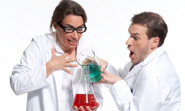 Dr. Anna Lyse und Prof. Theo Retisch bei einem ihrer wissenschaftlichen Experimente. (Foto: Bernhard Schramm)