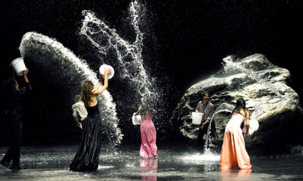 Atemberaubende Tanzkunst und magische Momente in einem wunderbaren Film von Wim Wenders über die verstorbene Choreografin Pina Bausch und ihre Tanztruppe in Wuppertal. (Bild: Filmladen)