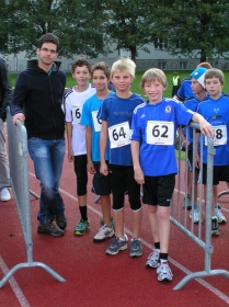 Betreuer Andreas Moser mit seinen Schützlingen in Schwaz.