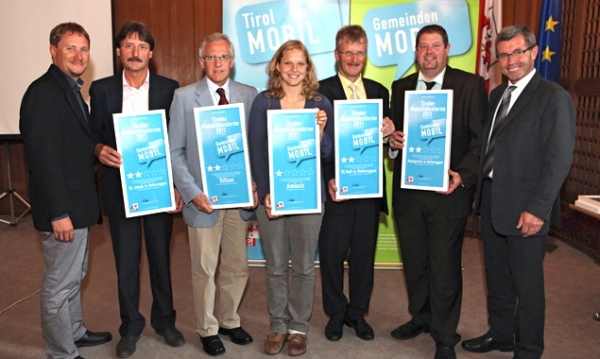 Gemeindevorstand Manfred Niederwolfsgruber aus St. Jakob, Bürgermeister Erwin Schiffmann aus Sillian, Anna Brugger aus Amlach, Bürgermeister Vitus Monitzer aus St. Veit und Vizebürgermeister Markus Tönig aus Hopfgarten mit Klimaschutzbeauftragtem Ekkehard Allinger-Csollich und LHStv. Anton Steixner bei der Verleihung