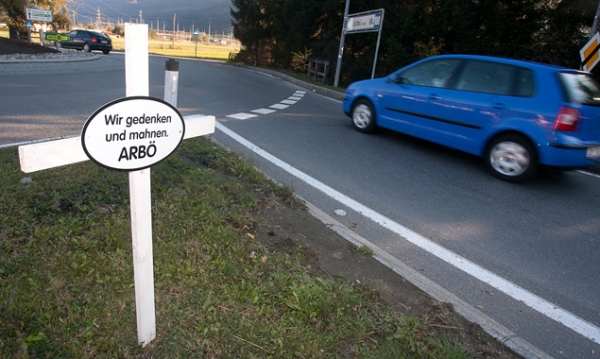 "Stilles Gedenken, lautes Mahnen" - ein weißes Kreuz am Kreisverkehr an der B 100 in Debant
