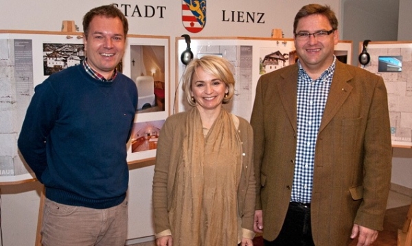 Projektkoordinator Thomas Kranebitter, Bürgermeisterin Elisabeth Blanik und Stadtbaumeister Klaus Seirer bei der heutigen Ausstellungseröffnung