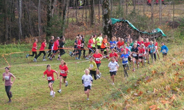 In Schruns-Tschagguns erwartete die Sportlerinnen ein winkeliger, selektiver Rundkurs auf Wald- und Wiesenboden mit nicht zu unterschätzenden Steigungen. Durch das sonnige Herbstwetter herrschten aber optimale Laufbedingungen.