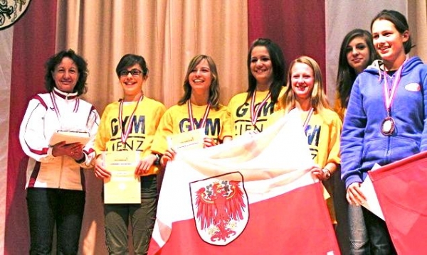 Die erfolgreichen Läuferinnen des Gymnasium Lienz Oberstufe bei der Siegerehrung