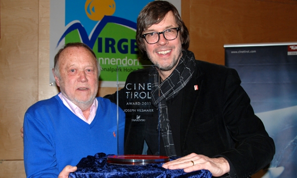 Cine Tirol-Leiter Johannes Köck (rechts) übergab den von Swarovski gestifteten Award an Preisträger Joseph Vilsmaier. (Bild: CIne Tirol)