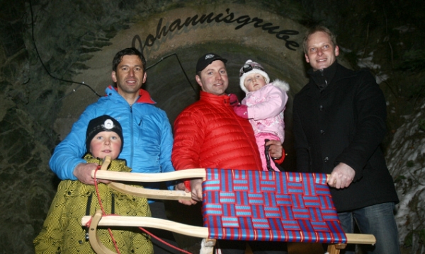 Freuen sich über den neuen Rodelweg (v.l.): Roland Trutschnig, Salamanda-Obmann Edwin Meindl, Ideenspender Jürgen Trutschnig mit Tochter Loren und Bürgermeister Georg Rainer bei der offiziellen Eröffnung am 17. Februar.