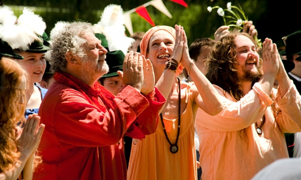 Ein Sommer der Befreiung, ein Sommer der Liebe, ein Sommer der Entscheidung! SOMMER IN ORANGE ist eine Culture Clash-Komödie über jene Zeit, als Selbsterfahrung noch kein Mainstream und die bayerische „Seele“ noch nicht lässig war. 