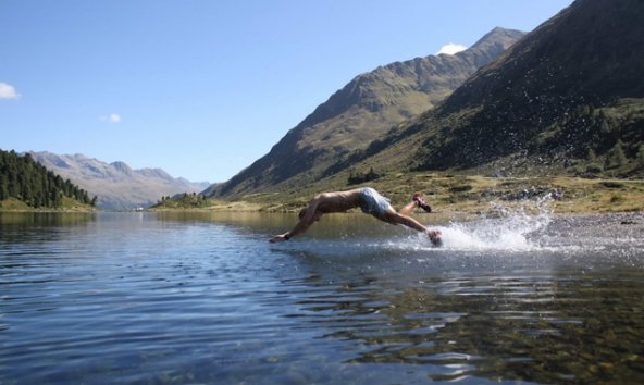 Ein Wintersportler ist die Kälte gewohnt, deshalb ist auch ein Sprung ins Gletscherwasser mit unter 10 °C nach der Bergtour kein Problem.] Bild: Alex Lugger