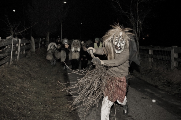 Auch die Hexe gehört in Tristach zur Nikolo-und-Krampus-Runde.