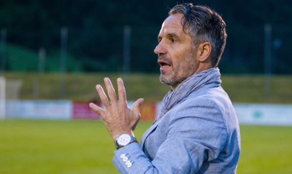 Matrei-Trainer Markus Hanser konnte mit der kämpferischen und spielerischen Leistung seiner Kicker zufrieden sein, mit dem Spielstand nach 90 Minuten jedoch nicht. Foto: Expa/Groder