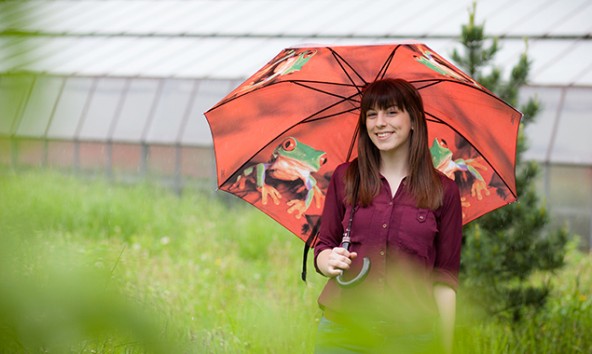 Liora Brunner hat zwar einen Frosch auf dem Regenschirm aber nicht im Hals. Sie ist Tirols beste junge "Spontanrednerin". Foto: Tobias Tschurtschenthaler