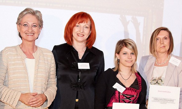 Bei der Preisverleihung (v.l.): Bundesministerin Claudia Schmied, Fachlehrerin Josefa Ebenberger, Tyrolia-Lehrling Ivana Gasser und TFBS-Direktorin Susanna Tasch. (Foto: BMUK)