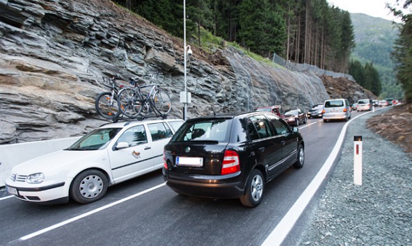 Trotz "Bypass" und Ampelregelung rollt der Verkehr fast wie eh und je über den Felbertauern.