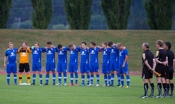 Das Spiel begann mit einer Gedenkminute für Marcel Mattersberger, den jungen Matrei-Spieler, der vor kurzem bei einem Autounfall starb.