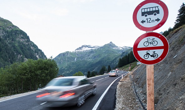 Busse bis 12 Meter und Lkw bis 14 Meter dürfen auf Osttiroler Seite fahren. In Salzburg dürfen auch Laster nur 12 Meter lang sein. Fotos: Expa/Groder