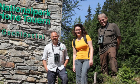 Hermann Stotter, Ingrid Felipe und Jägermeister Anton Larcher am Eingang in das Gschlösstal.