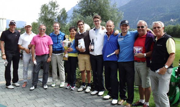 Gruppenbild mit Dame. Die Klassensieger der letzten Hotelcup-Runde mit Angela Lechleitner, die den begehrten Wanderpokal in Händen hält.