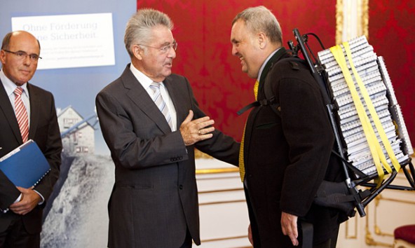 VAVÖ-Geschäftsführer Rudolf Kaupe schleppte 50 Kilo Papier zu Heinz Fischer in die Hofburg. Foto: Michele Pauty