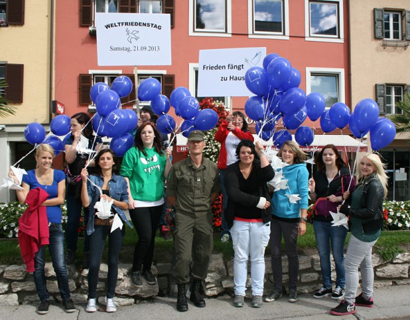 Spontan schloss sich Stabswachtmeister Lusser auf dem Lienzer Hauptplatz der Friedenskampagne der Lehrlinge EH 3a der Tiroler Fachberufsschule an. 