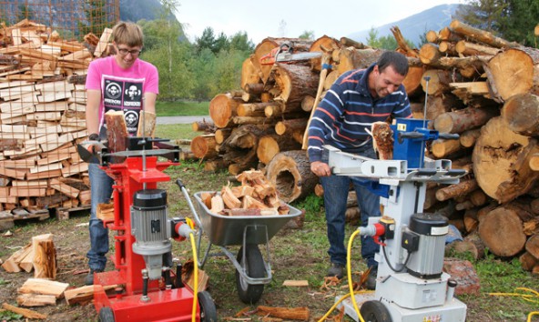 Versorgen im Herbst viele Haushalte mit Brennholz, Daniel Idl und Robert Koller von der Lebenshilfe Arbeitsorientierung. Foto: Niederwieser