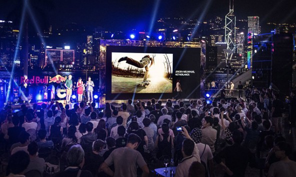 "And the Winner is ..." nach dem Finale werden die 50 besten Bilder – darunter auch die von Lugger und Eder, 14 tage Hong Kong bei nacht illuminieren. Foto: Brian Ching See Wing/Red Bull