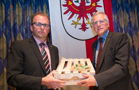 Erwin Schiffmann (links) übergab sein Amt, Nachfolger Martin Mayerl ein Geschenk. 