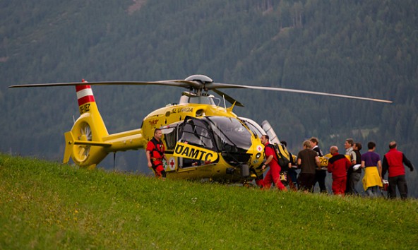 Der verletzte Gleitschirmpilot wird zum Hubschrauber gebracht. Foto: Brunner Images