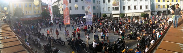 Unten die Harleys, oben auf dem Dach der Kameramann. Dolomitenstadt dokumentiert seit drei Jahren auch in einer gefilmten Chronik das Leben im Bezirk.