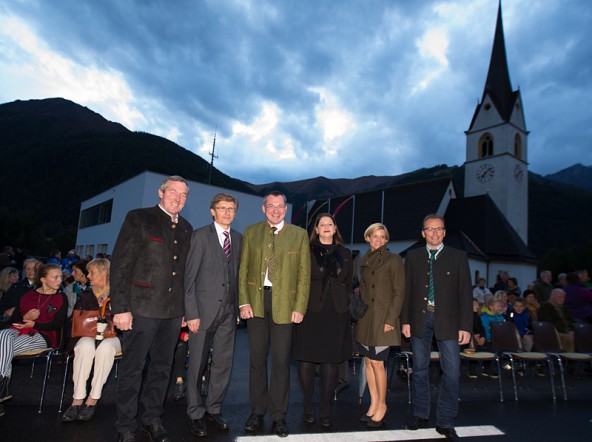 Auch politisch bleibt in Kals die Kirche im Dorf: Hermann Kuenz, Bürgermeister Klas UNterweger, LR Johannes Trattner, Bezirkshauptfrau Olga Reisner, Silke Steiner und Martin Mayerl.