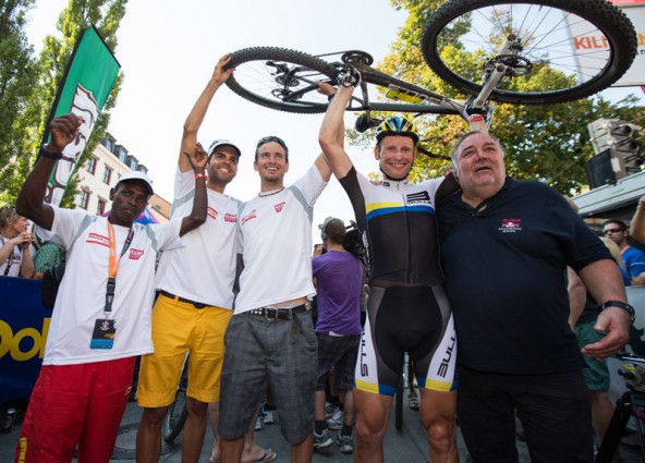 Das Siegerteam mit Petro Mamu (ERI, Berglaeufer), Jakob Herrmann (AUT, Paragleiter), Manuel Filzwieser (AUT, Kanute) und Urs Huber (SUI, Mountainbiker) jubelt im Ziel mit Werner 'Grizzly' Grissmann.