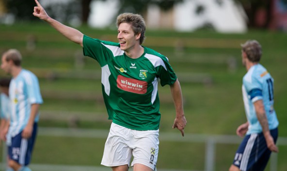 Thomas Schaunig hat leicht lachen und gerade das Leder zum 1:0 versenkt.  Fotos: Expa/Groder