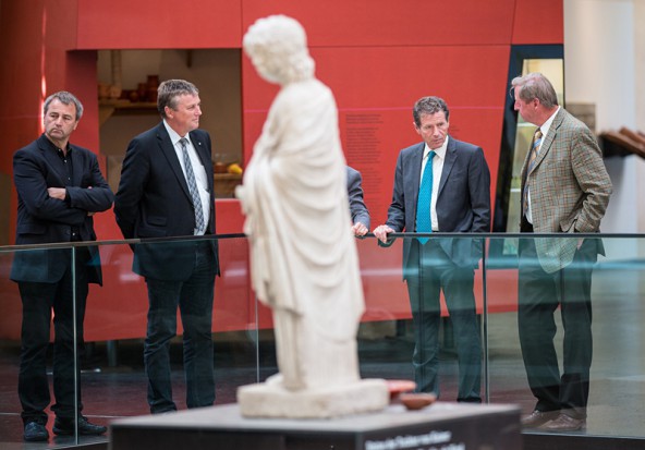 Minister Töchterle ließ sich von Leo Gomig (links) und dem Dölsacher Bürgermeister Sepp Mair Osttirols bedeutendstes Museum zeigen: Aguntum.