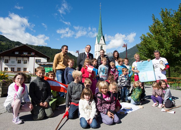 Gruppenbild mit Minister.  Bürgermeister Ludwig Pedarnig und Schlaitner Kinder begrüßten den hochkarätigen Radler.