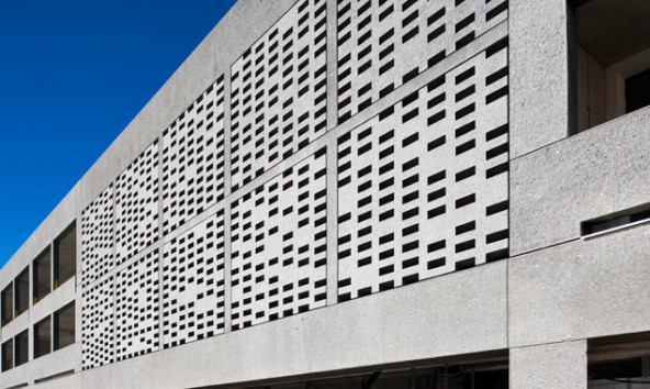 Bereits während dem Bau bot die Fassade des 120 Meter langen Gebäudes am Südtirolerplatz Diskussionsstoff. Foto: Wolfgang C. Retter