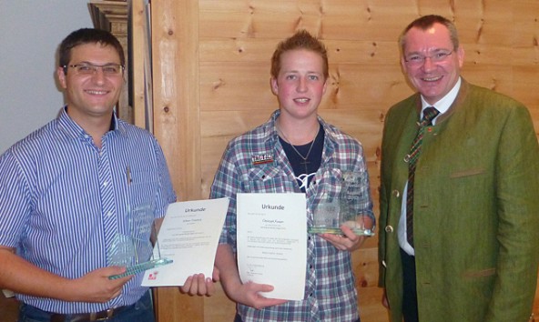 Christoph Kunzer, der Lehrling des Monats mit Lehrherr Friedrich Wieser (links) und Landesrat Johannes Tratter.