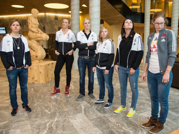 Nur nicht in die Kamera schauen! Die DSV-Mädels beim Posing in der Gradonna-Halle. Von links: Viktoria Rebensburg, Maria Hoefl Riesch, Susanne Riesch, Veronique Hronek, Christina Geiger, und Lena Dürr.