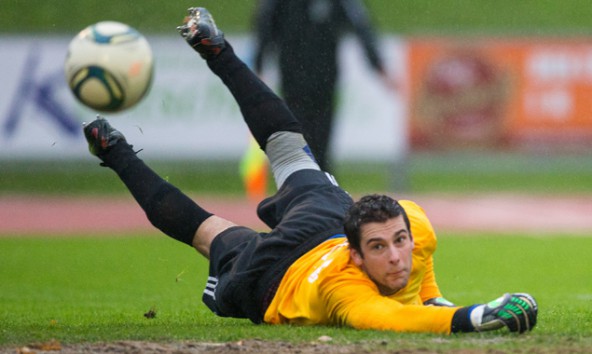 Aus dieser Szene wurde kein Tor. Doch Irschen Goalie Gritzer musste im Spiel gegen Lienz mehrmals dem Ball hinterher sehen. Fotos: Expa/Groder