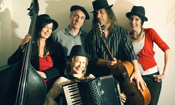 Sigrid Gerlach Waltenberger (Akkordeon, Gesang) Sabine Linecker (Bass, Gesang), Michael Brandl (Gitarre), Eric Lebeau (Gesang, Gitarre) und Leonore von Stauss (Klavier, Gesang). Die gemeinsame Klammer zwischen den Trios "Libertango" und "Lebau" ist Sigrid Gerlach Waltenberger  am Akkordeon.