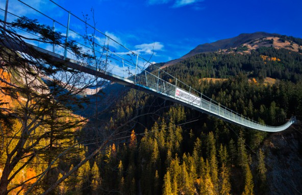 Eine spektakuläre Hängebrücke macht den Lechweg spannend.