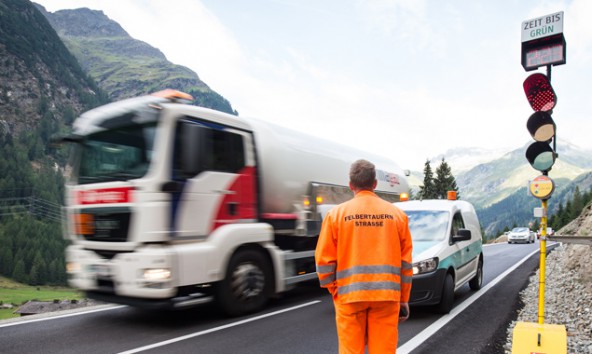 Ab 9. Oktober steht für schwere Lkw bei winterlichen Fahrverhältnissen die Felbertauern-Ampel auf Rot. Fotos: Expa/Groder