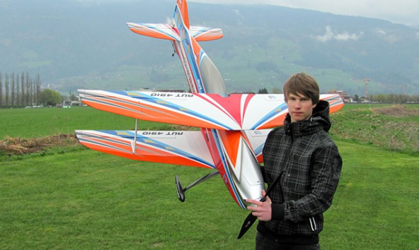 Lukas Dietrich mit seinem Doppeldecker "Sensation" auf dem Modellflugplatz in Amlach.