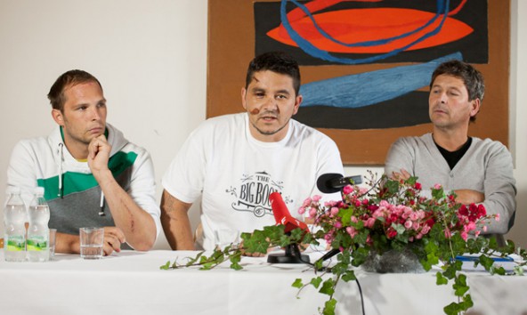 Rene Mair und Markus Warscher haben überlebt und schildern den Hergang des tragischen Unfalls. Rechts Hannes Lindsberger, der das Krisenmanagement übernommen hat. Foto: Martin Lugger