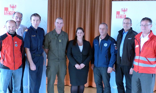 Gruppenbild mit Bezirkshauptfrau. Olga Reisner präsentierte mit den Blaulicht-Organisationen die Details zur Katastrophenschutz-Übung.