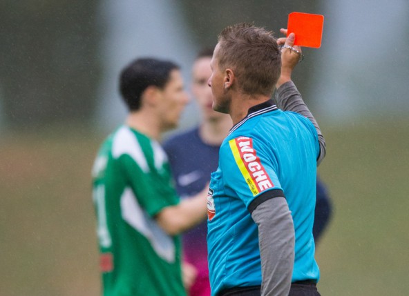 Ein Bild spricht Bände:  Schiedsrichter Jürgen Fischer zeigt dem Irschener Thomas Huber die Farbe Rot.