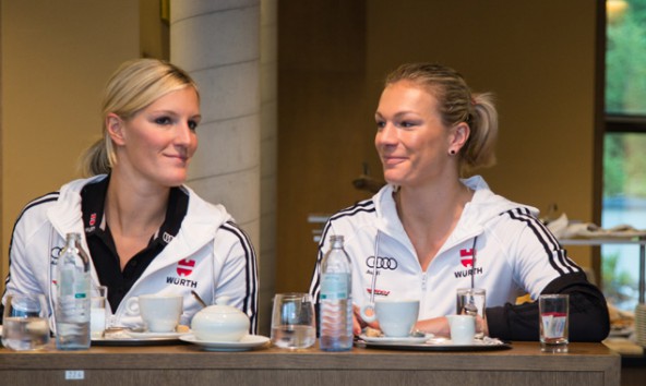 Zwei prominente Schwestern beim Frühstück in Osttirol: Susanne Riesch und Maria Höfl-Riesch. Foto: Expa/Groder